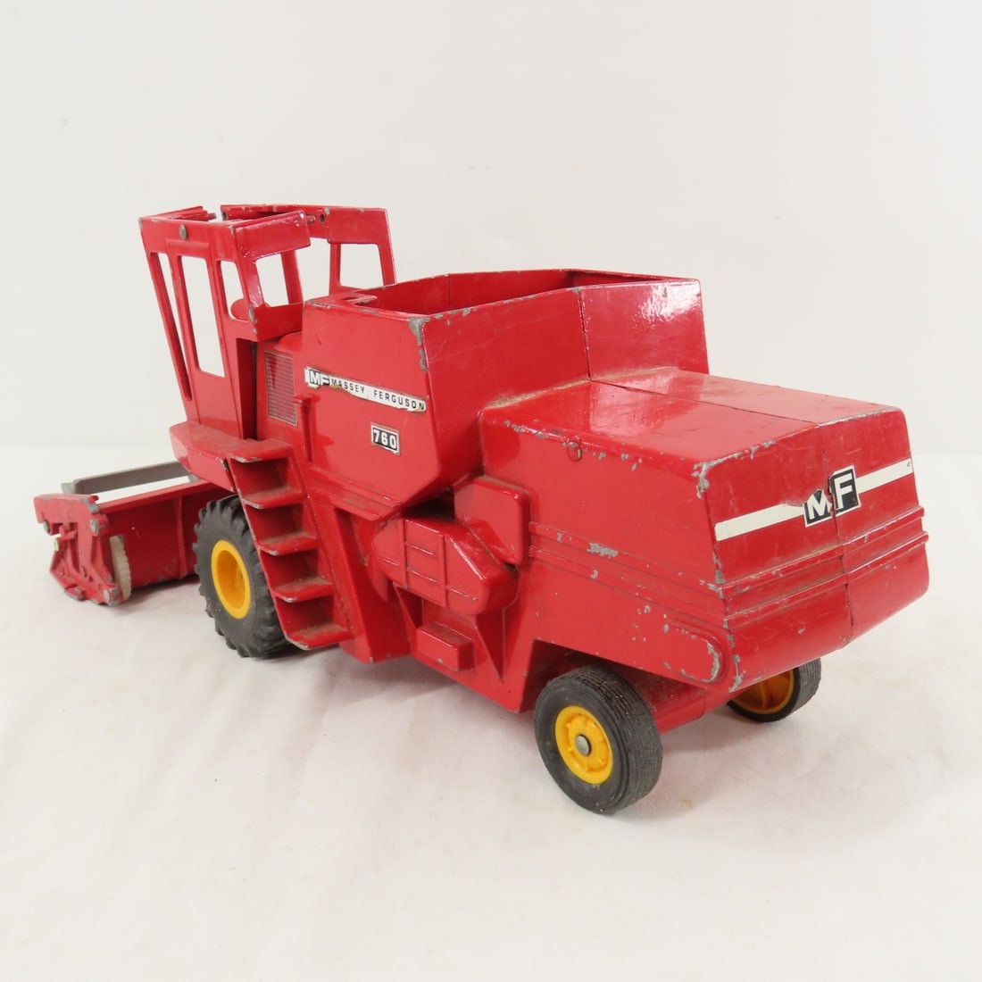 ERTL 1:16 Scale Massey Ferguson 760 Combine - 3