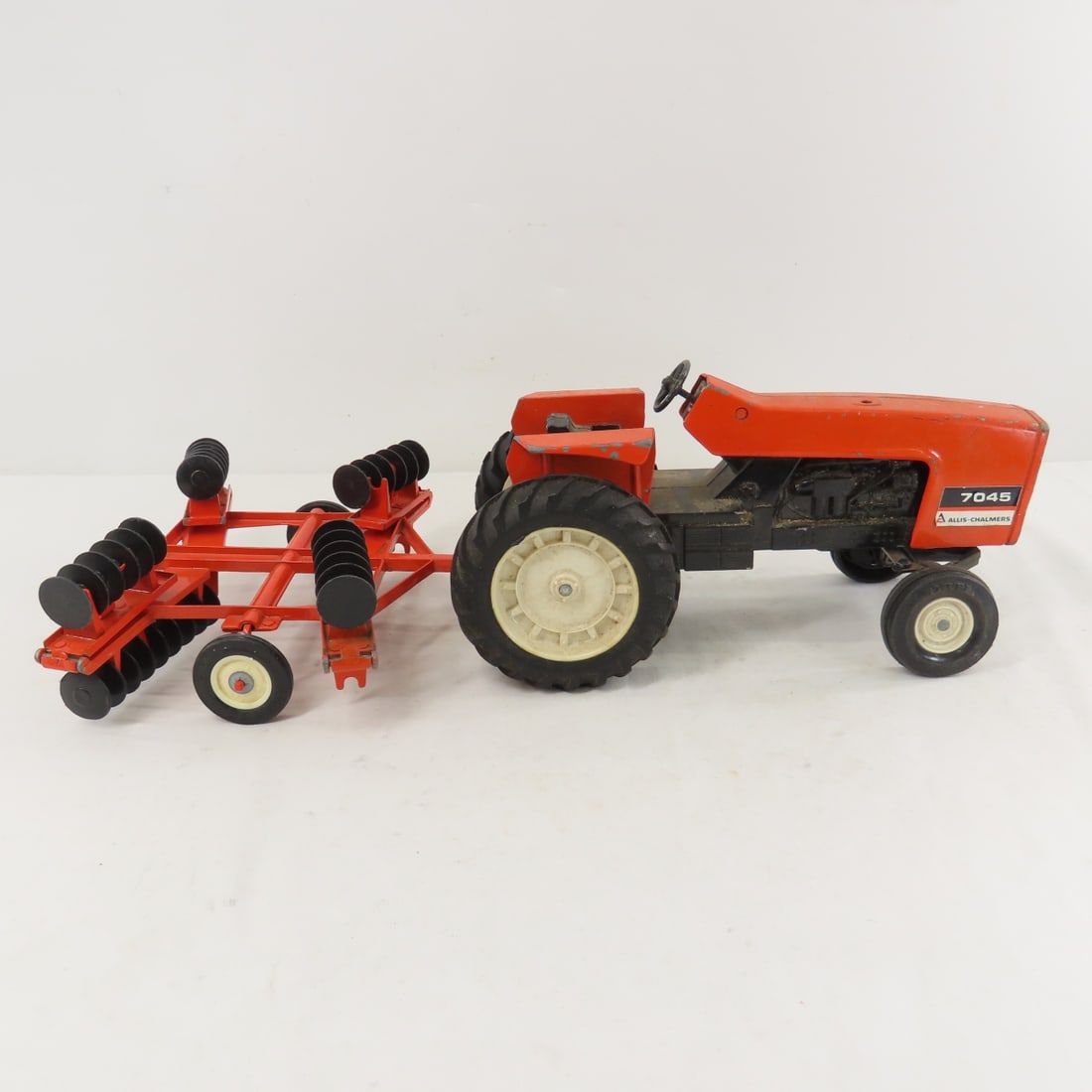 ERTL 1:16 Scale Allis Chalmers 7045 & Wing Disc - 7