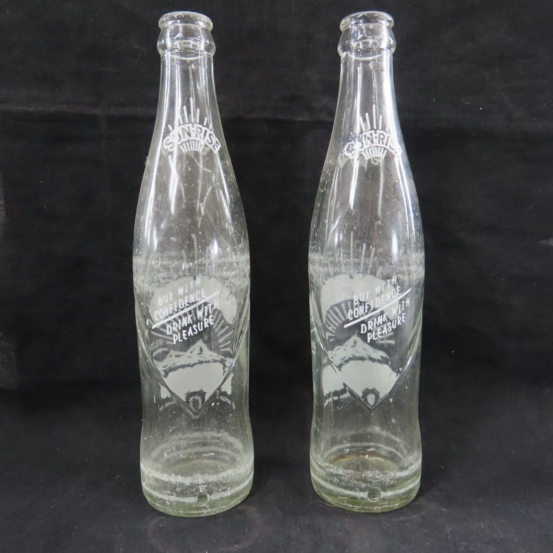 24 Vintage Sun-Rise Soda Bottles, Wood 7-Up Crate - 6