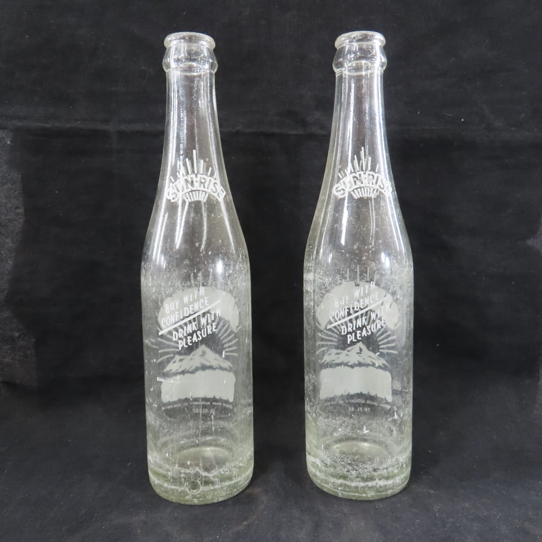 24 Vintage Sun-Rise Soda Bottles, Wood 7-Up Crate - 9