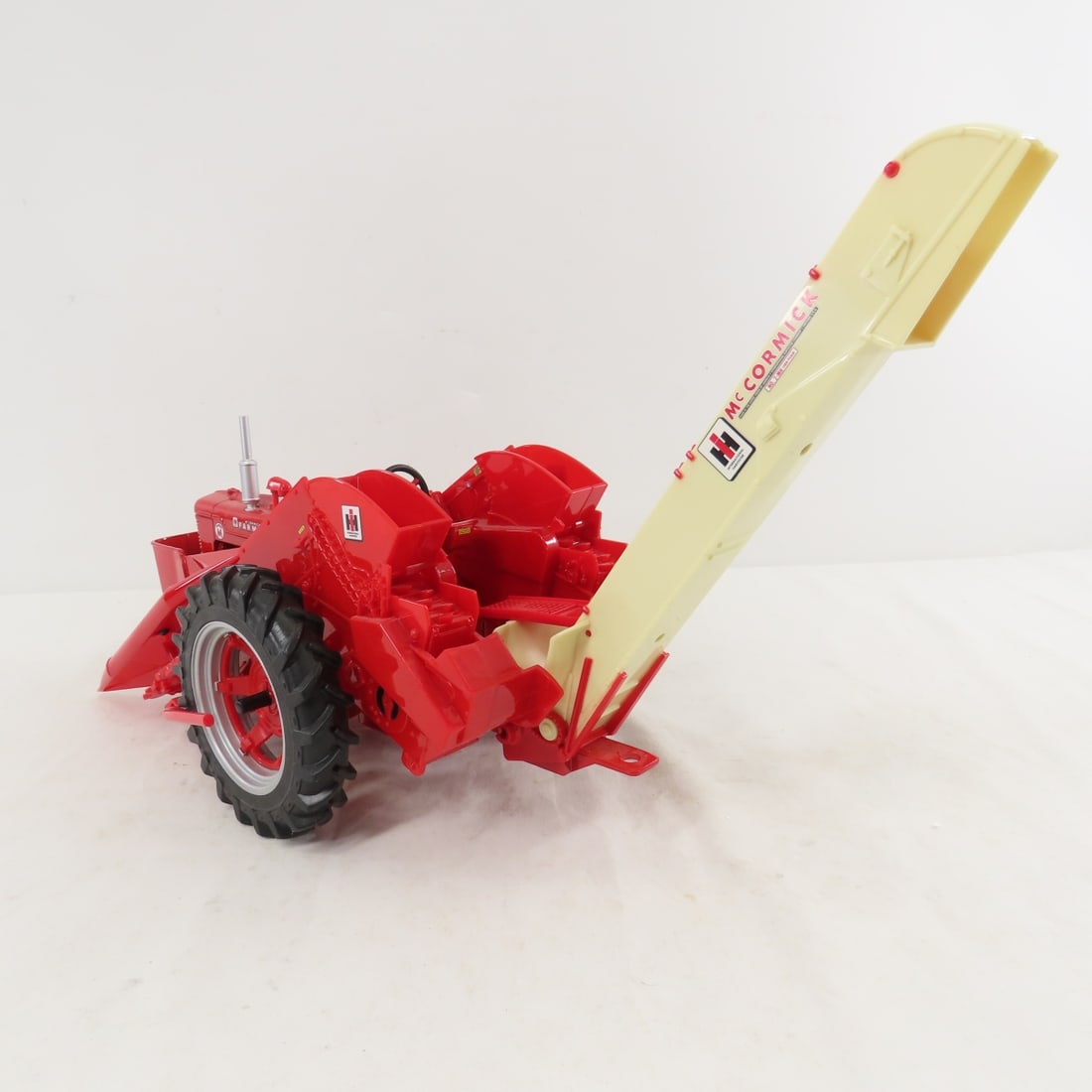 ERTL Farmall Super M Tractor with Picker in Box - 3