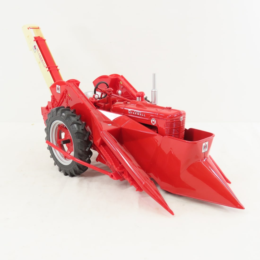 ERTL Farmall Super M Tractor with Picker in Box - 7