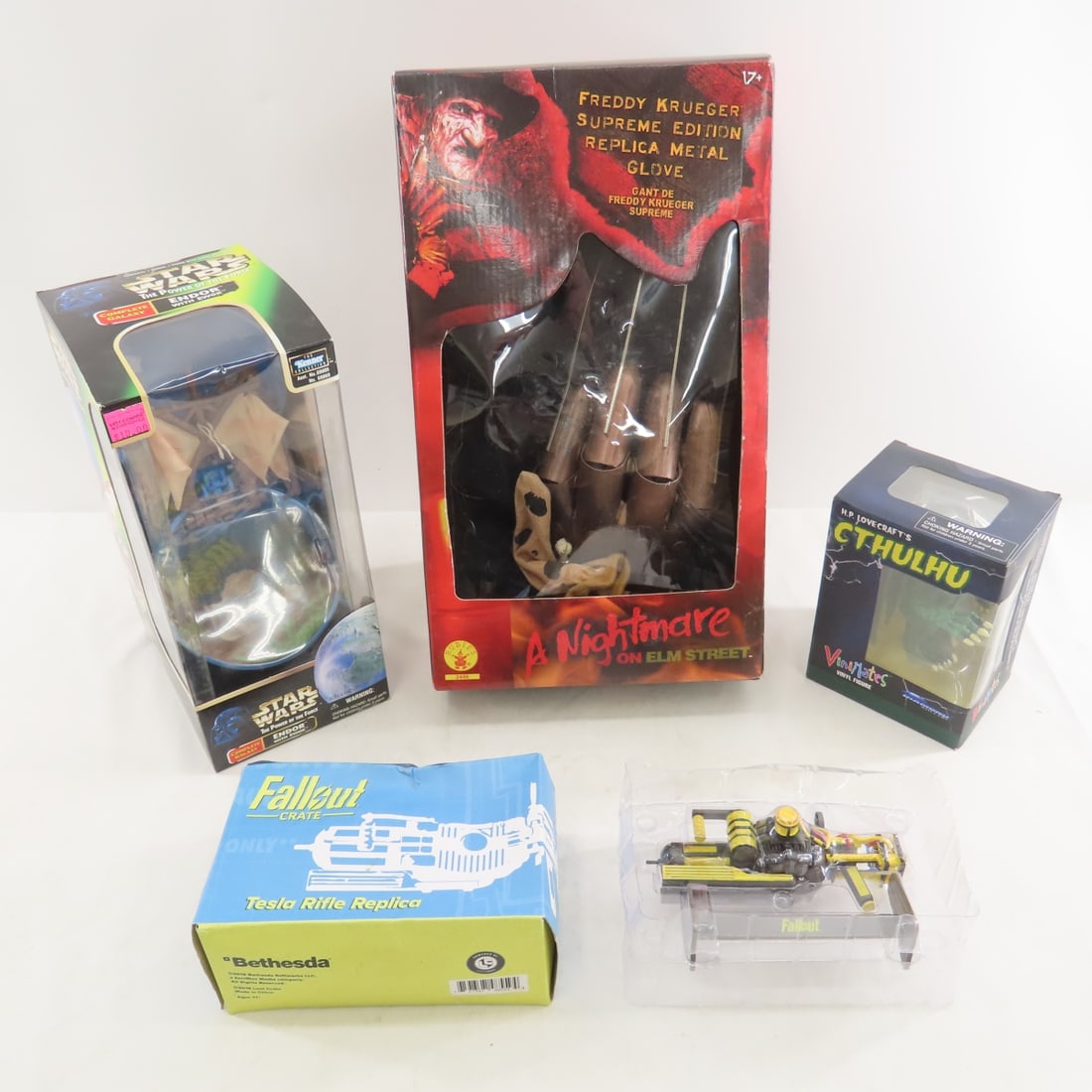 Freddy Krueger Glove, Cthulhu Figure & More: Freddy Krueger Glove, Cthulhu Figure & More - A Nightmare on Elm Street Freddy Krueger Supreme Edition Replica Metal Glove, HP Lovecraft ViniMates Cthulhu figure, Fallout Tesla Rifle Replica, Star
