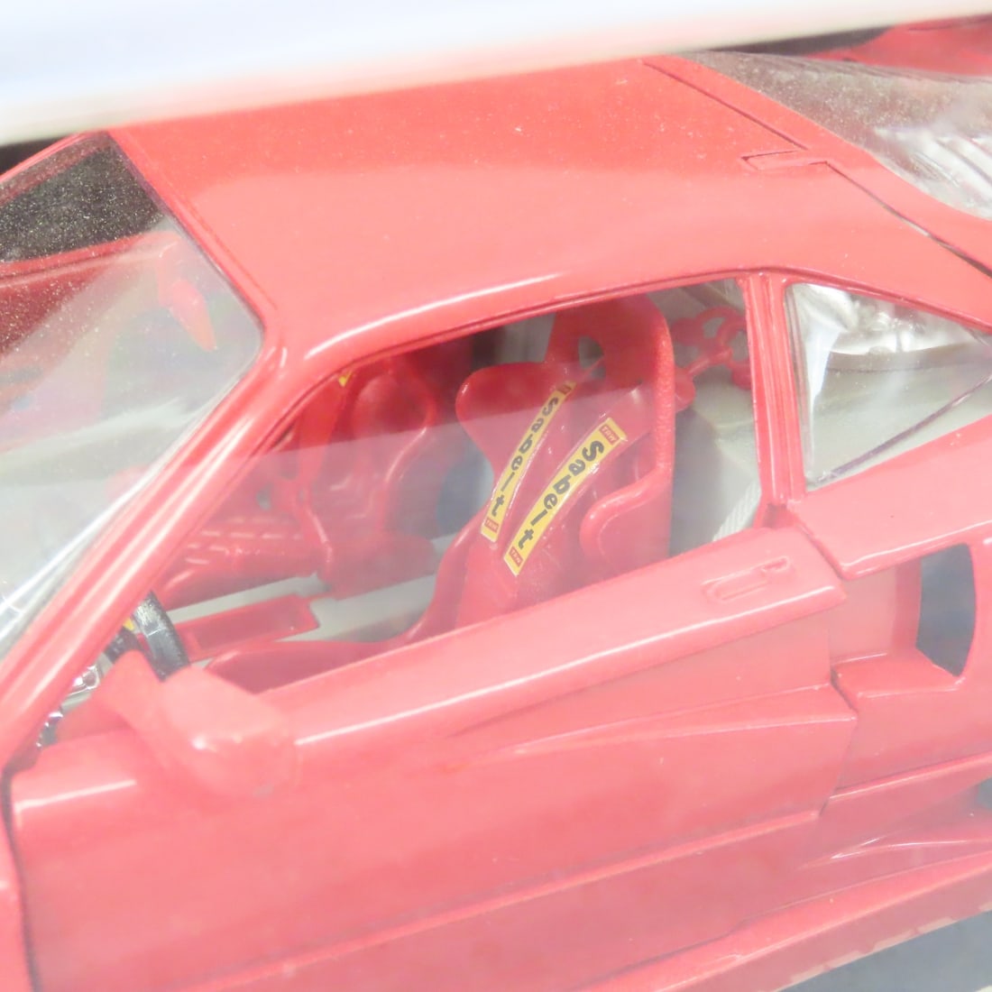 Burago 1:18 Ferrari F40 1987 - Red in Box - 2