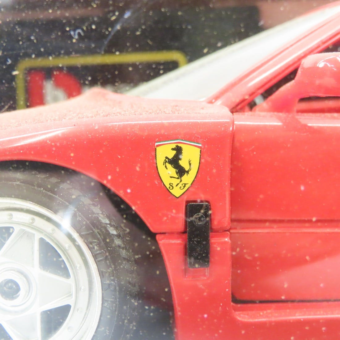 Burago 1:18 Ferrari F40 1987 - Red in Box - 3