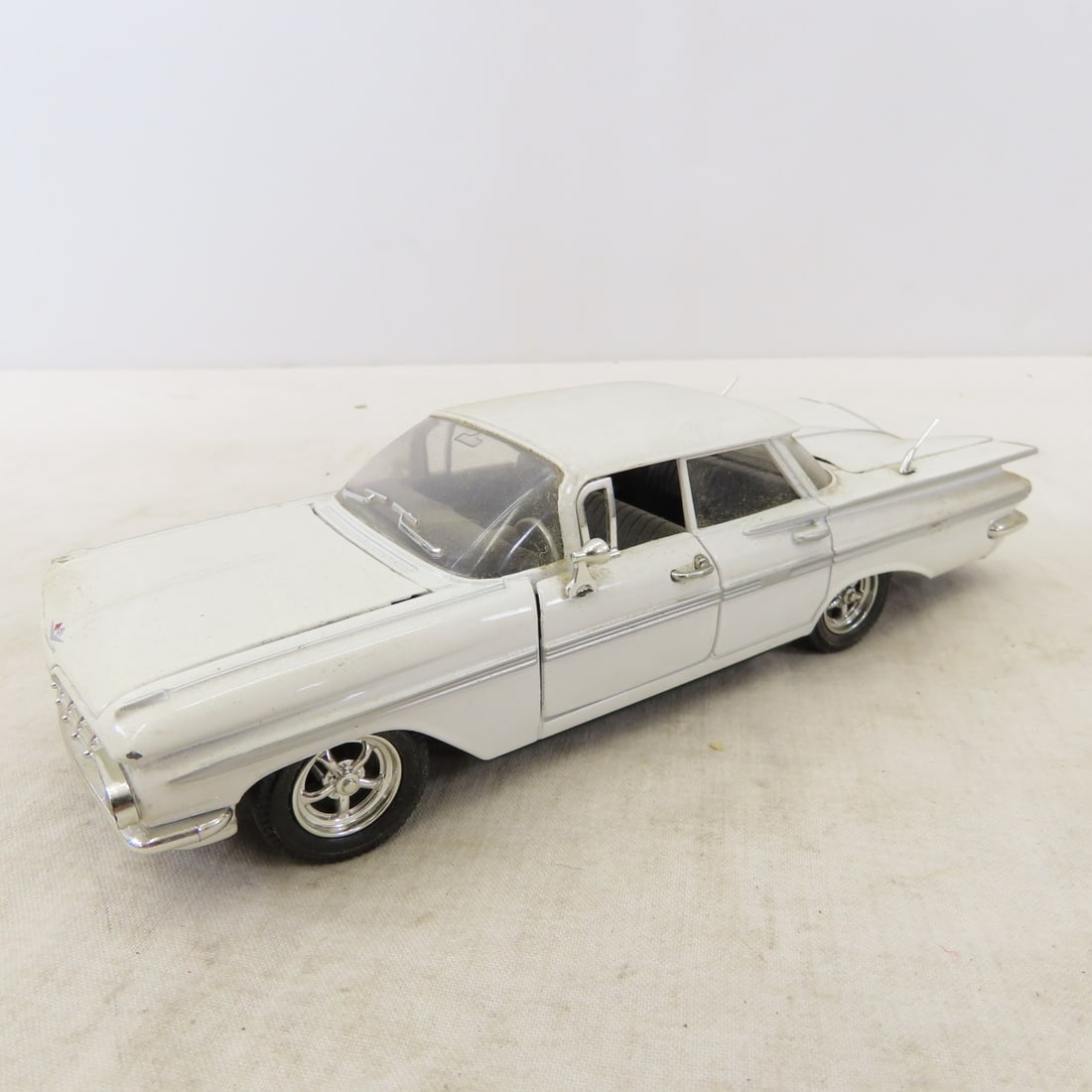 11 Arko products 1:24 Scale Diecast Cars - 4