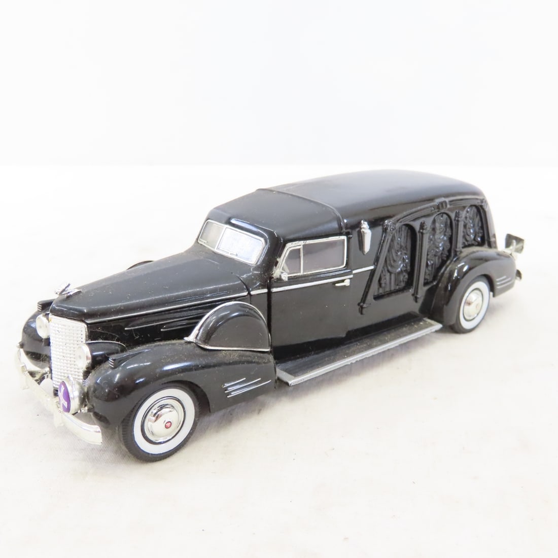 8 Road Signature 1:24 Scale Cars & 3 Gas Pumps - 16