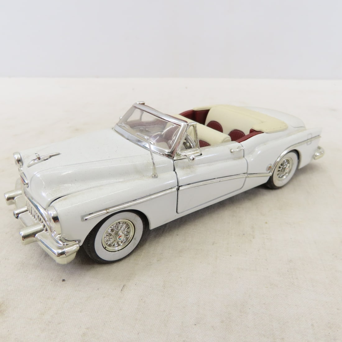 8 Road Signature 1:24 Scale Cars & 3 Gas Pumps - 2
