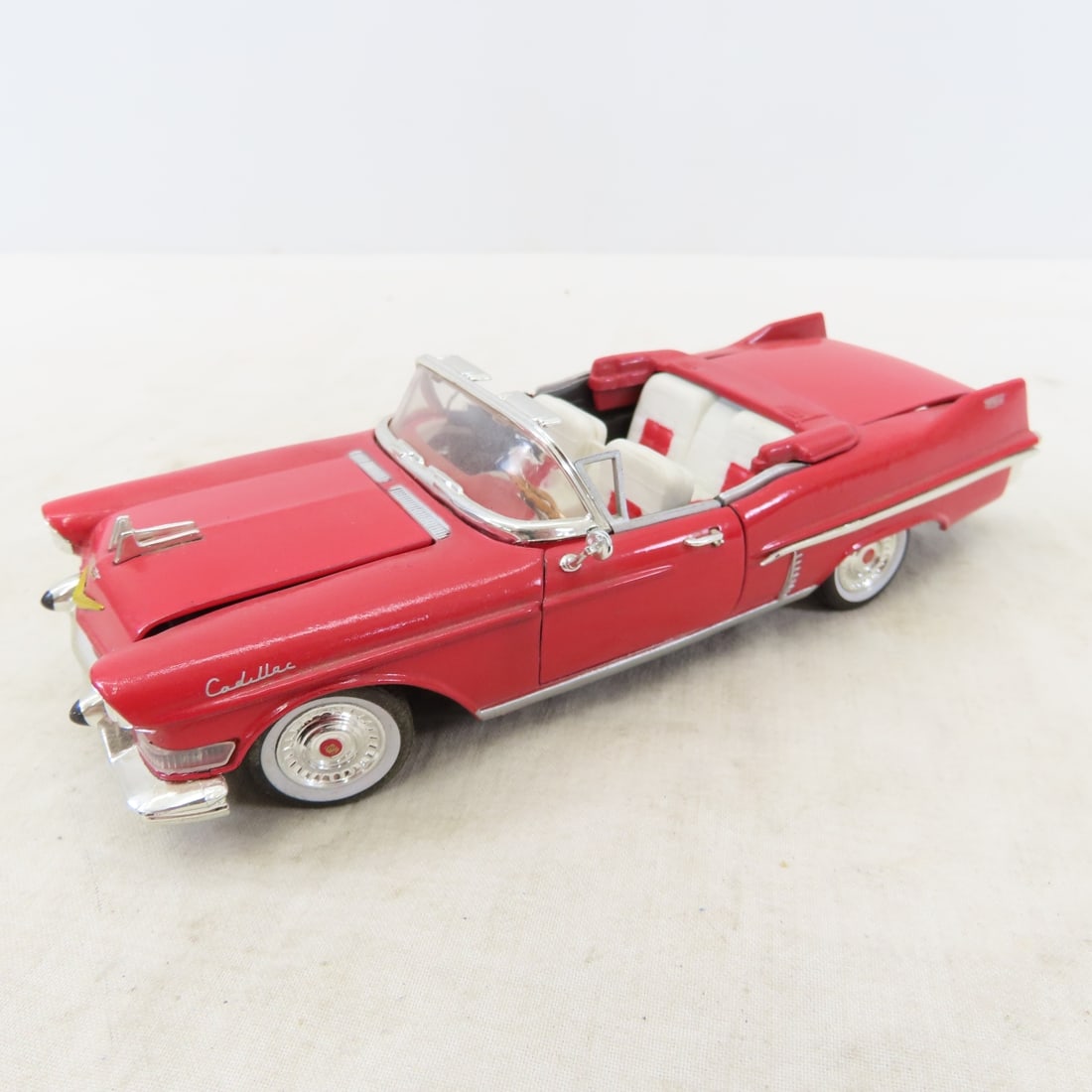8 Road Signature 1:24 Scale Cars & 3 Gas Pumps - 4