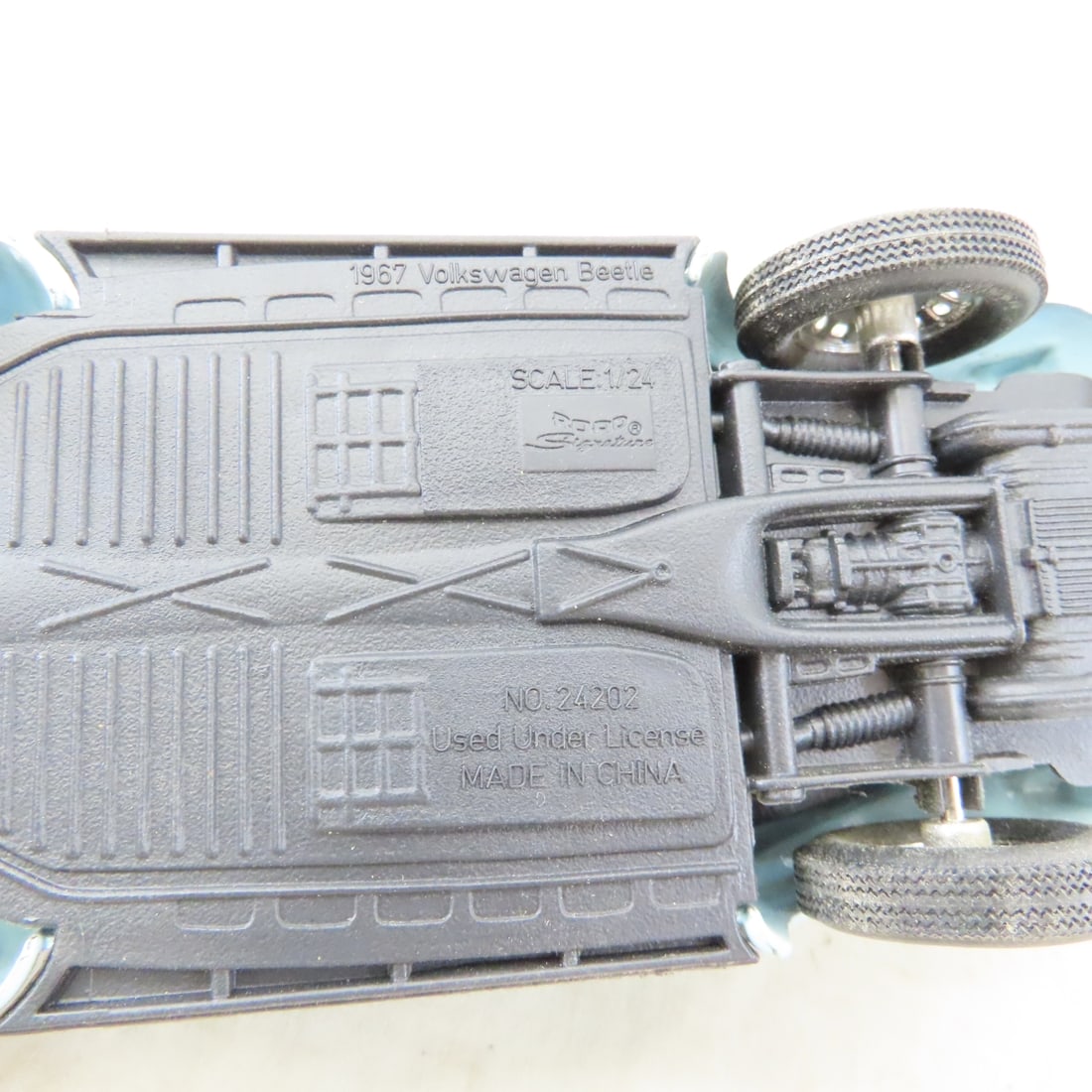 8 Road Signature 1:24 Scale Cars & 3 Gas Pumps - 7