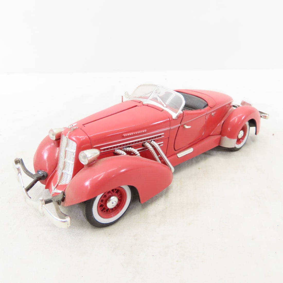 8 Road Signature 1:24 Scale Cars & 3 Gas Pumps - 8