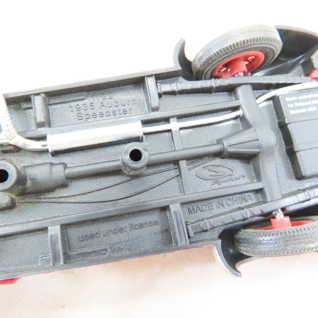 8 Road Signature 1:24 Scale Cars & 3 Gas Pumps - 9