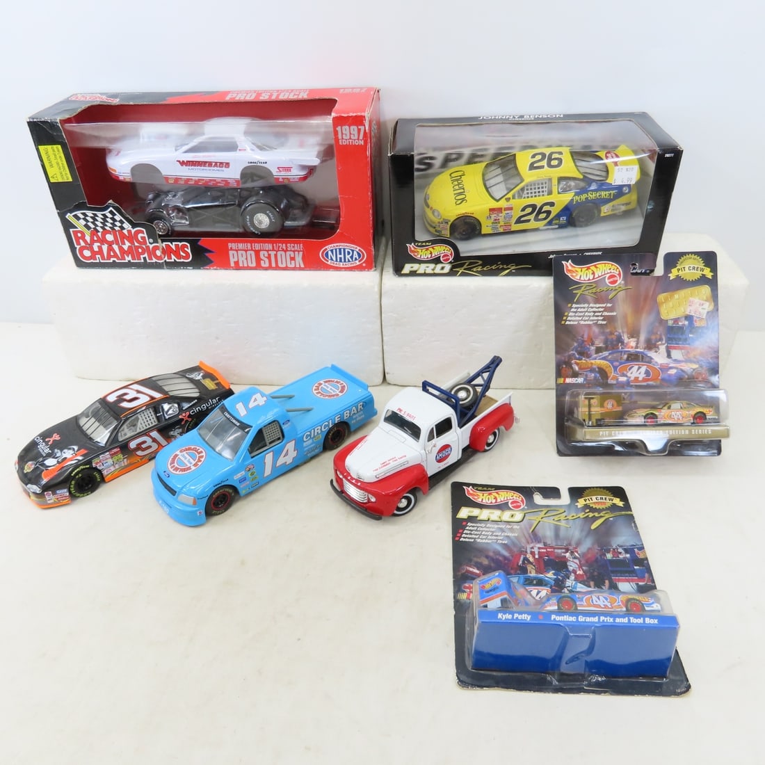 Racing Champions, Hot Wheels & Other Diecast: Racing Champions, Hot Wheels & Other Diecast - Racing Champions 1:24 1997 Pro Stock Winnebago homes in box, Hot Wheels 1:24 Johnny Benson Cheerios in box, 2 Hot Wheels Kyle Petty Pit crew 1:64 in pack