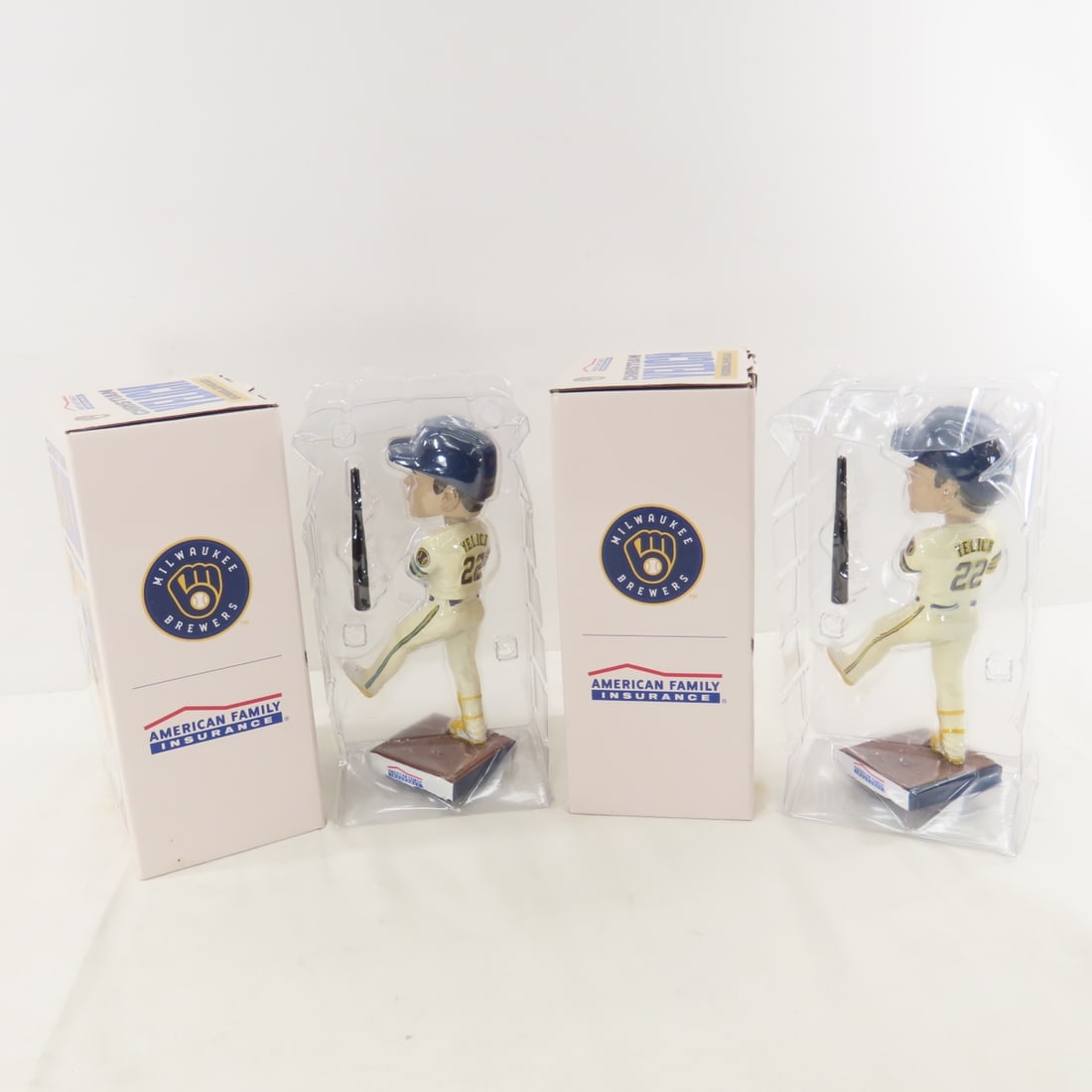 Bobbleheads, Baseballs, Pins & Collectibles - 17