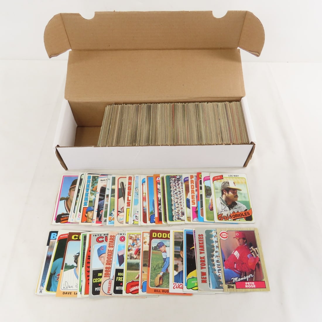 600+ Mixed 1970's Baseball Cards in Off Condition: 600+ Mixed 1970's Baseball Cards in Off Condition - some creased, LOT SIZE: 11x4x3" 2 LBS All information and photos, which are part of the description, are intended to be as accurate as possible,