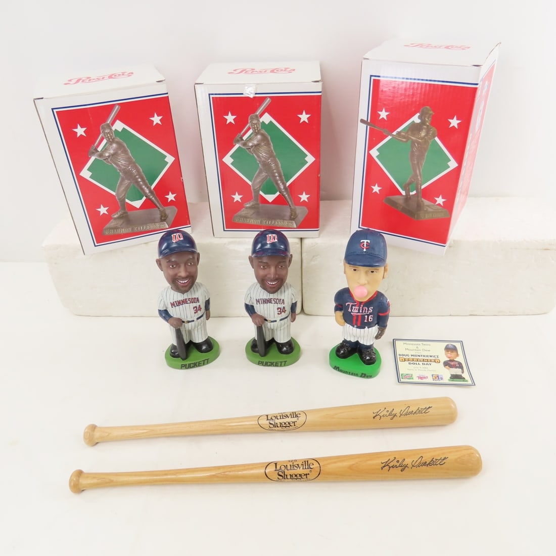 MN Twins Pepsi Statues, Bobbleheads & Bats: MN Twins Pepsi Statues, Bobbleheads & Bats - Harmon Killebrew, Kirby Puckett & Doug Mientkiewicz bobbleheads. 2 Kirby Puckett mini bats. Carew & 2 Killebrew Pepsi statues in boxes LOT SIZE: 13x12x10" 