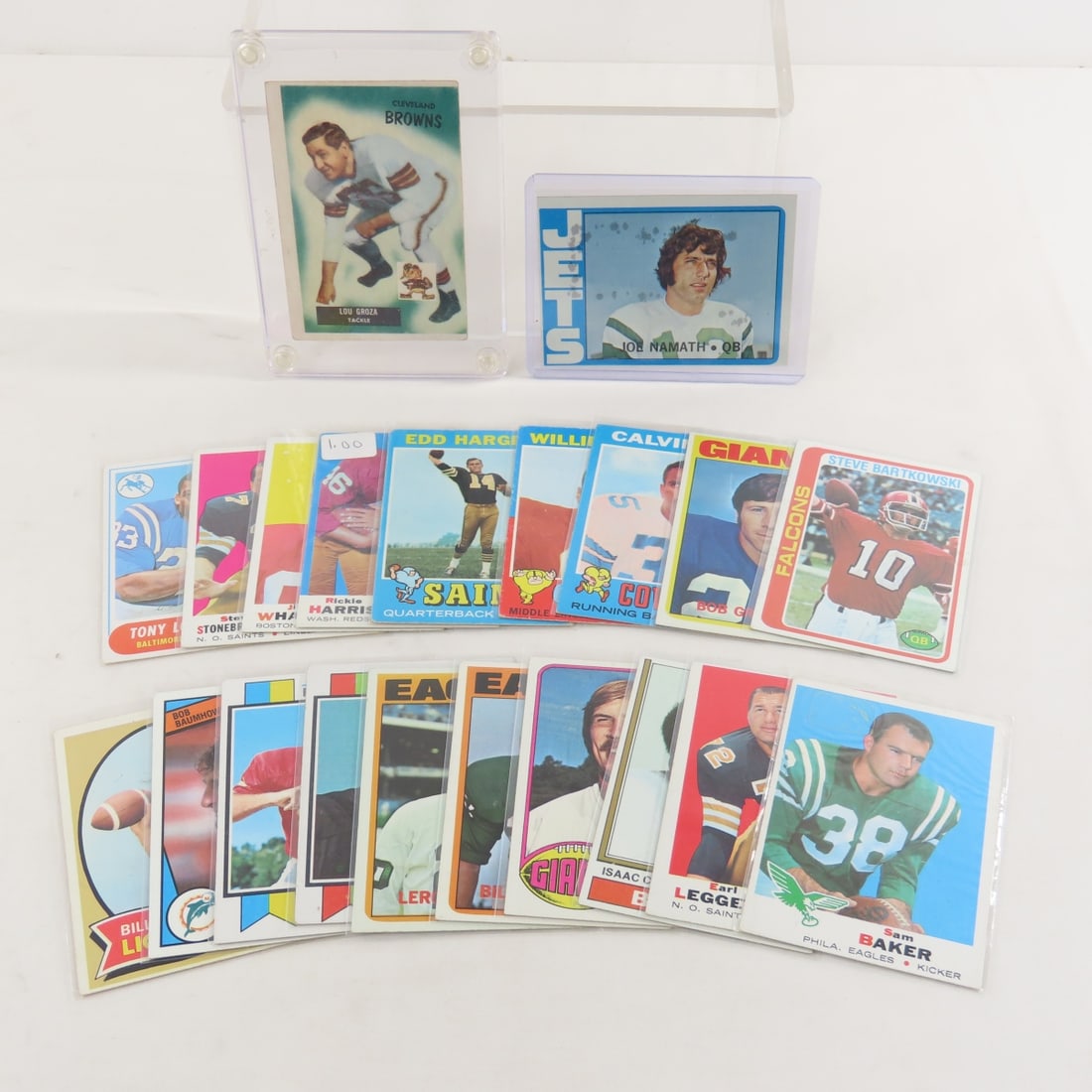 20 Assorted Vintage Football Cards 1955-78: 20 Assorted Vintage Football Cards 1955-78 - LOT SIZE": 5x4x1" 1 LB All information and photos, which are part of the description, are intended to be as accurate as possible, but errors are possible.