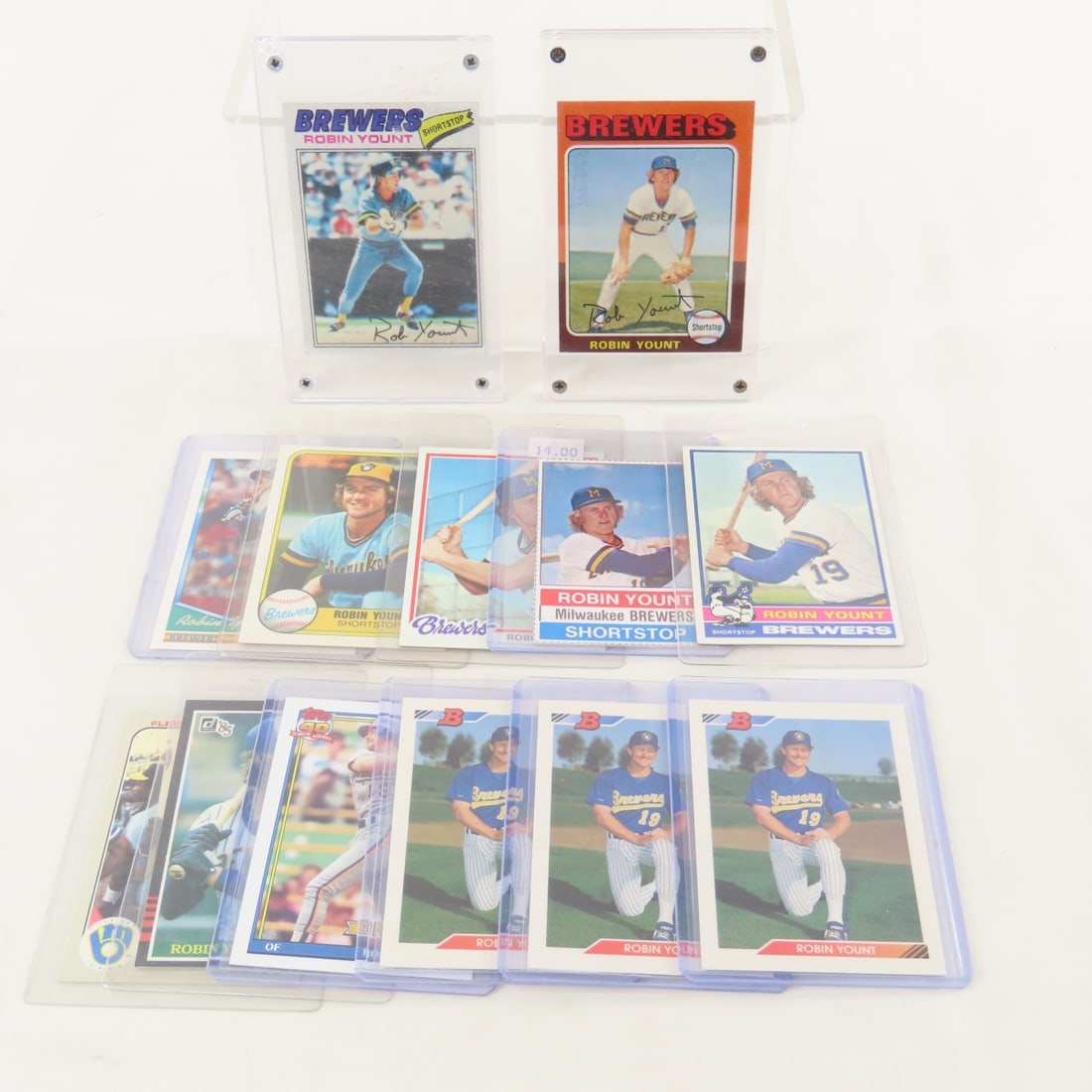 13 Robin Yount Baseball Cards including Rookie: 13 Robin Yount Baseball Cards including Rookie - LOT SIZE: 5x3x2" 1 LB All information and photos, which are part of the description, are intended to be as accurate as possible, but errors are