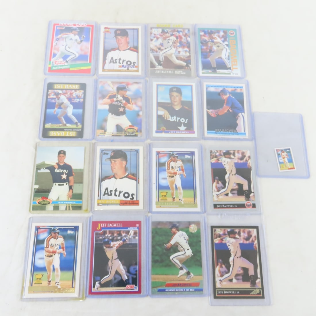17 Jeff Bagwell Baseball Cards Including Rookies: 17 Jeff Bagwell Baseball Cards Including Rookies - LOT SIZE: 5x5x4" 2 LBS All information and photos, which are part of the description, are intended to be as accurate as possible, but errors are