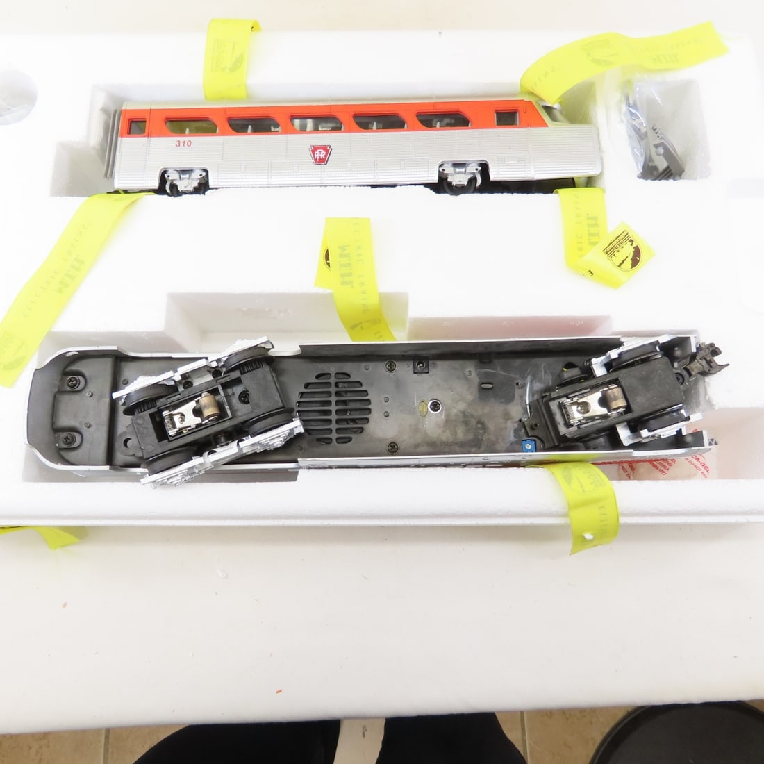 MTH Rail King O Gauge Aerotrain Set & Pass Car - 4