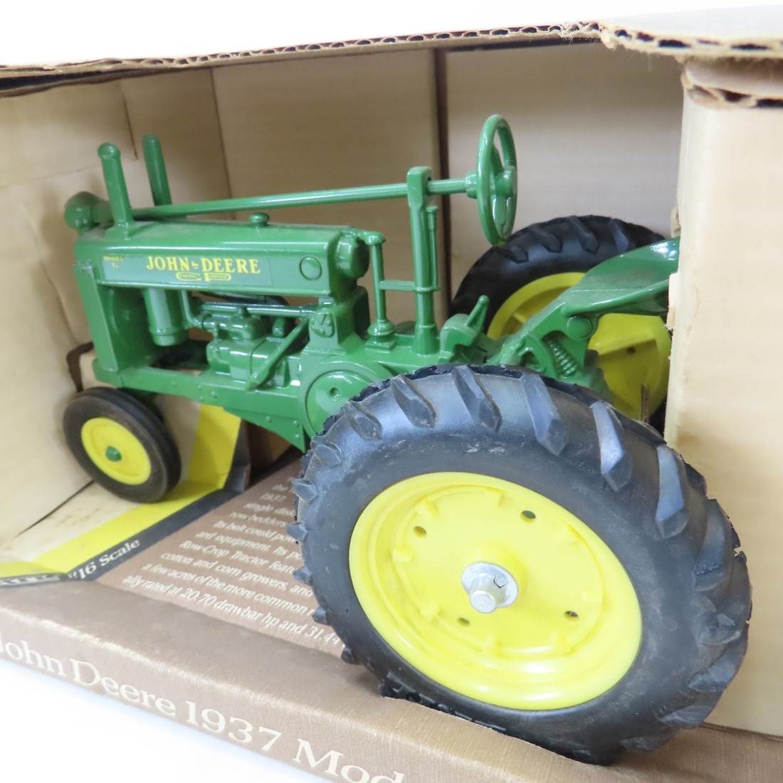 ERTL 1:16 John Deere Model A, 'G' & 'AR' Tractors - 3