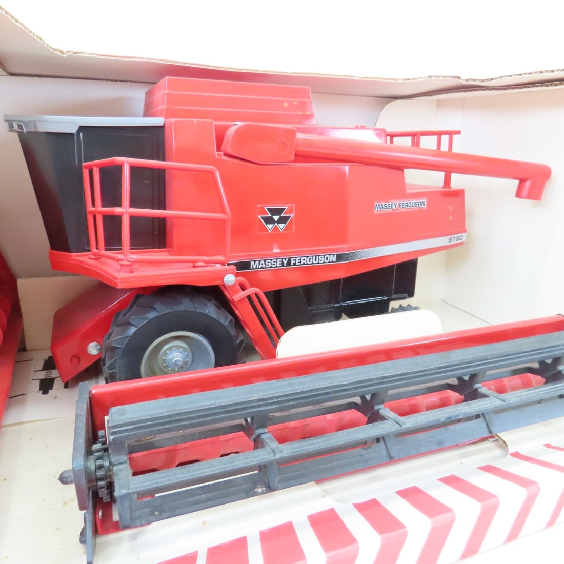 Scale Models 1:24 Massey Ferguson Rotary Combine - 2