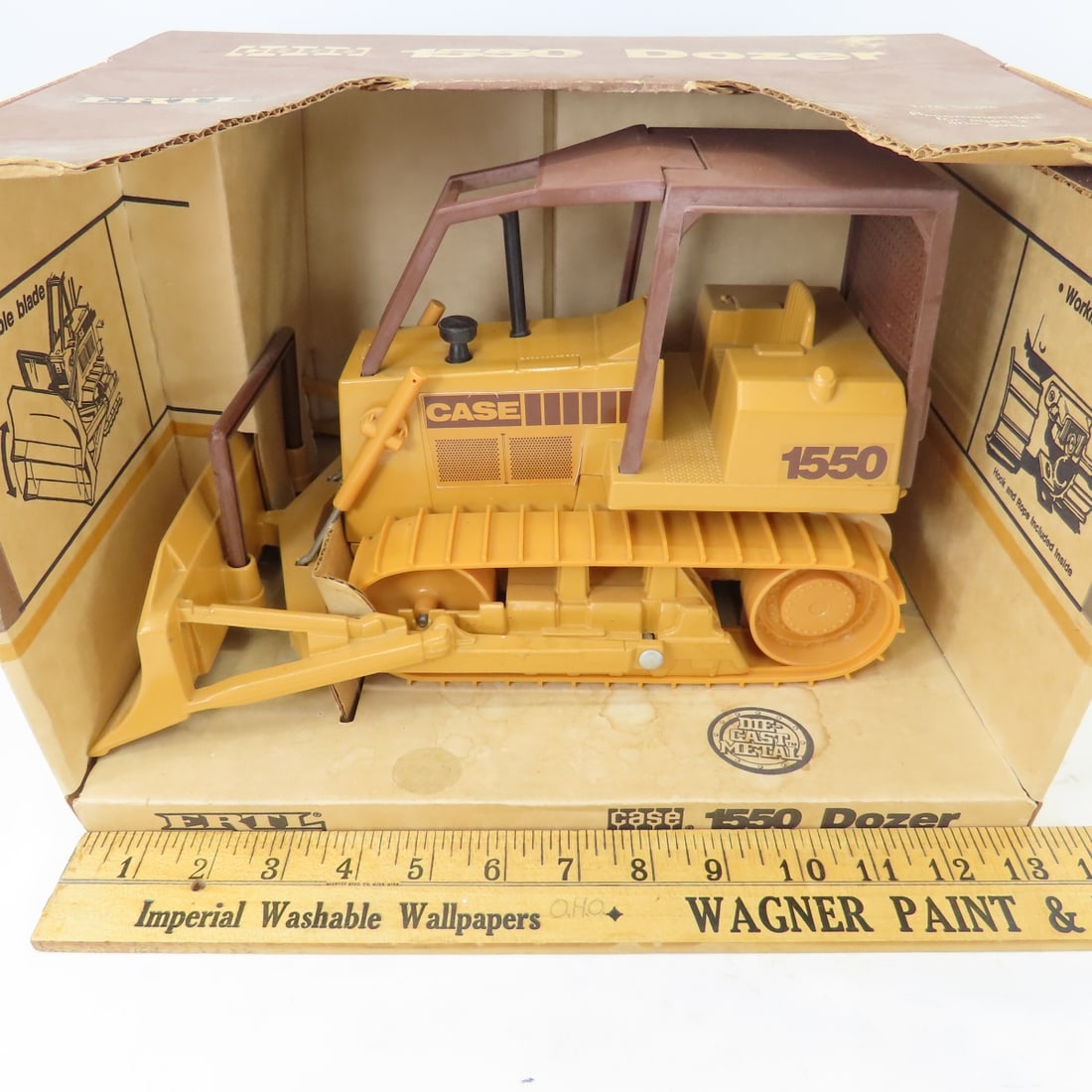 ERTL 1:16 Case 1550 Dozer with Movable Tracks - 2