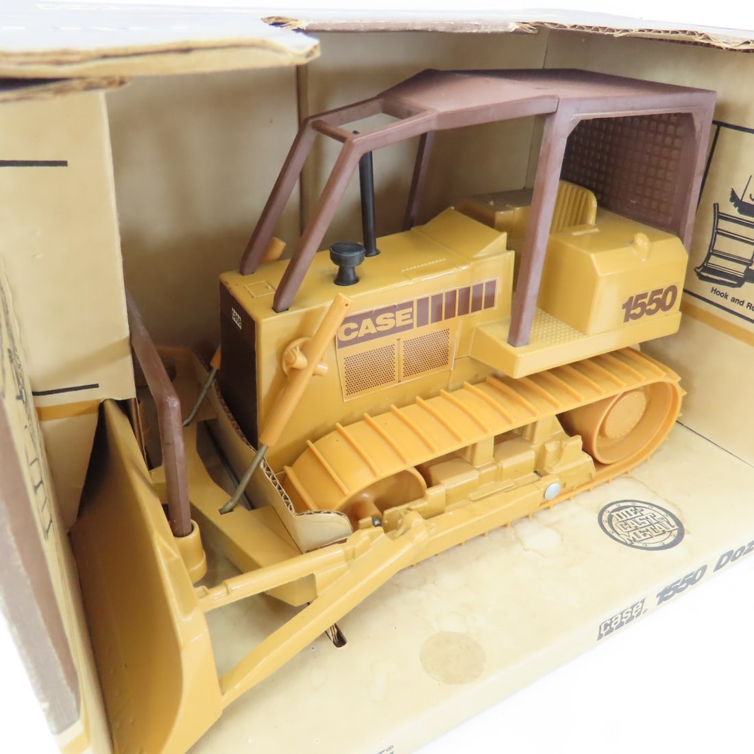 ERTL 1:16 Case 1550 Dozer with Movable Tracks - 4