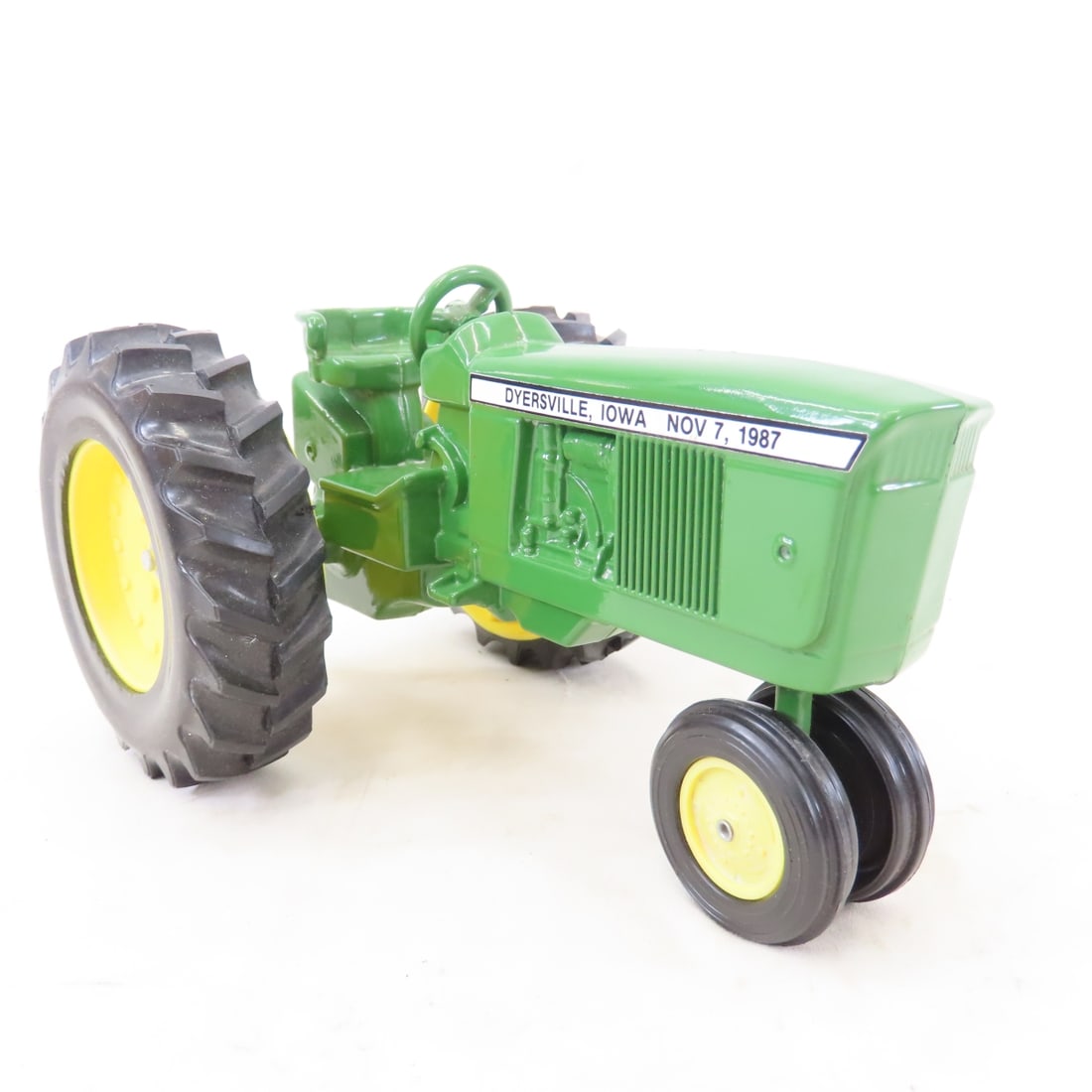 Scale Models 1:16 John Deere '87 Farm Show Tractor - 8