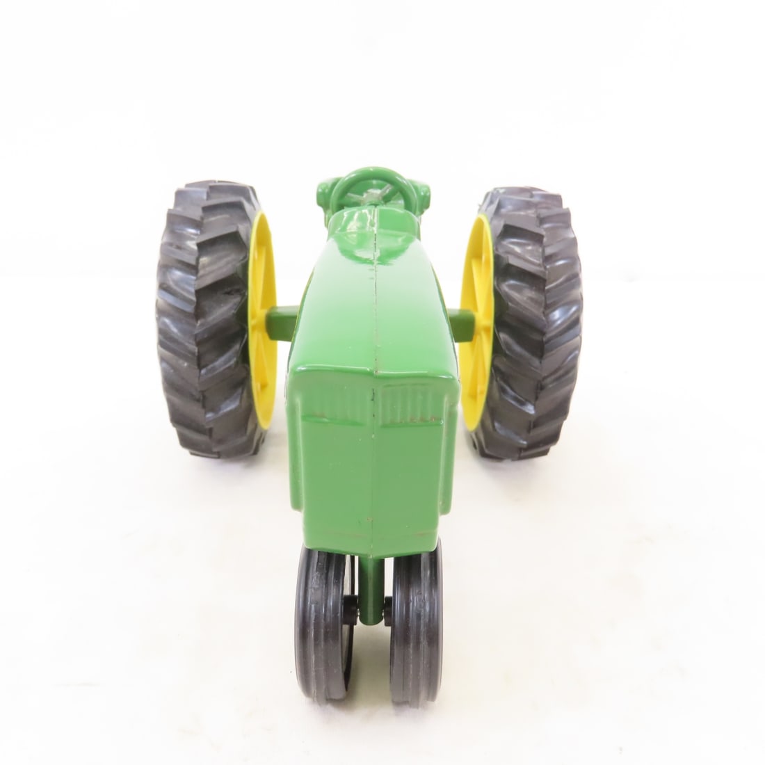 Scale Models 1:16 John Deere '87 Farm Show Tractor - 9