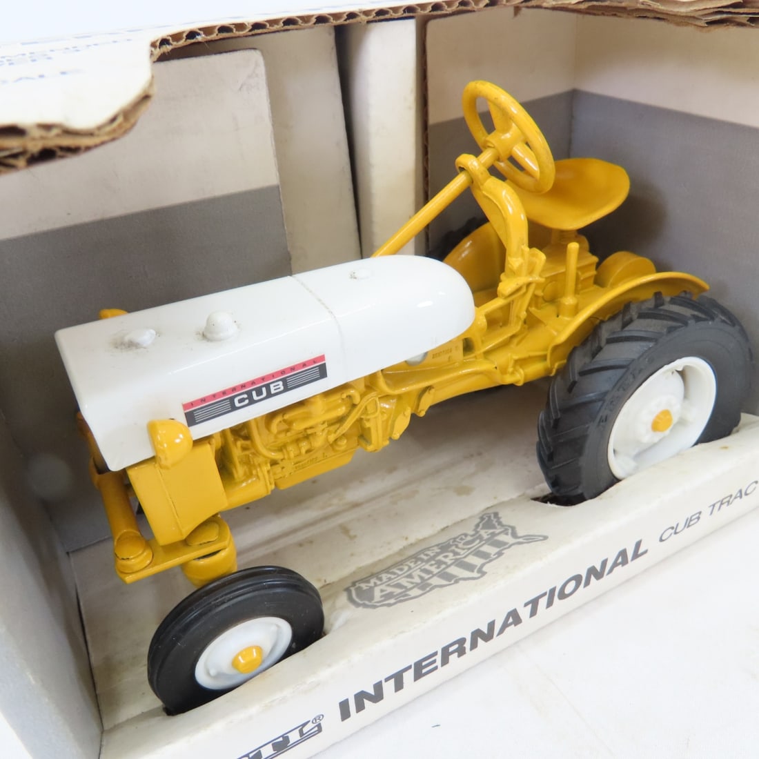 ERTL 1:16 INTL Cub, 1170 Agri King, CAT Combine - 16