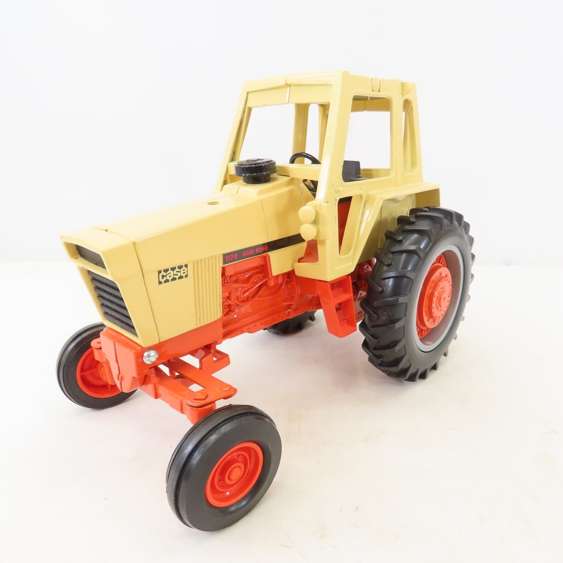 ERTL 1:16 INTL Cub, 1170 Agri King, CAT Combine - 2