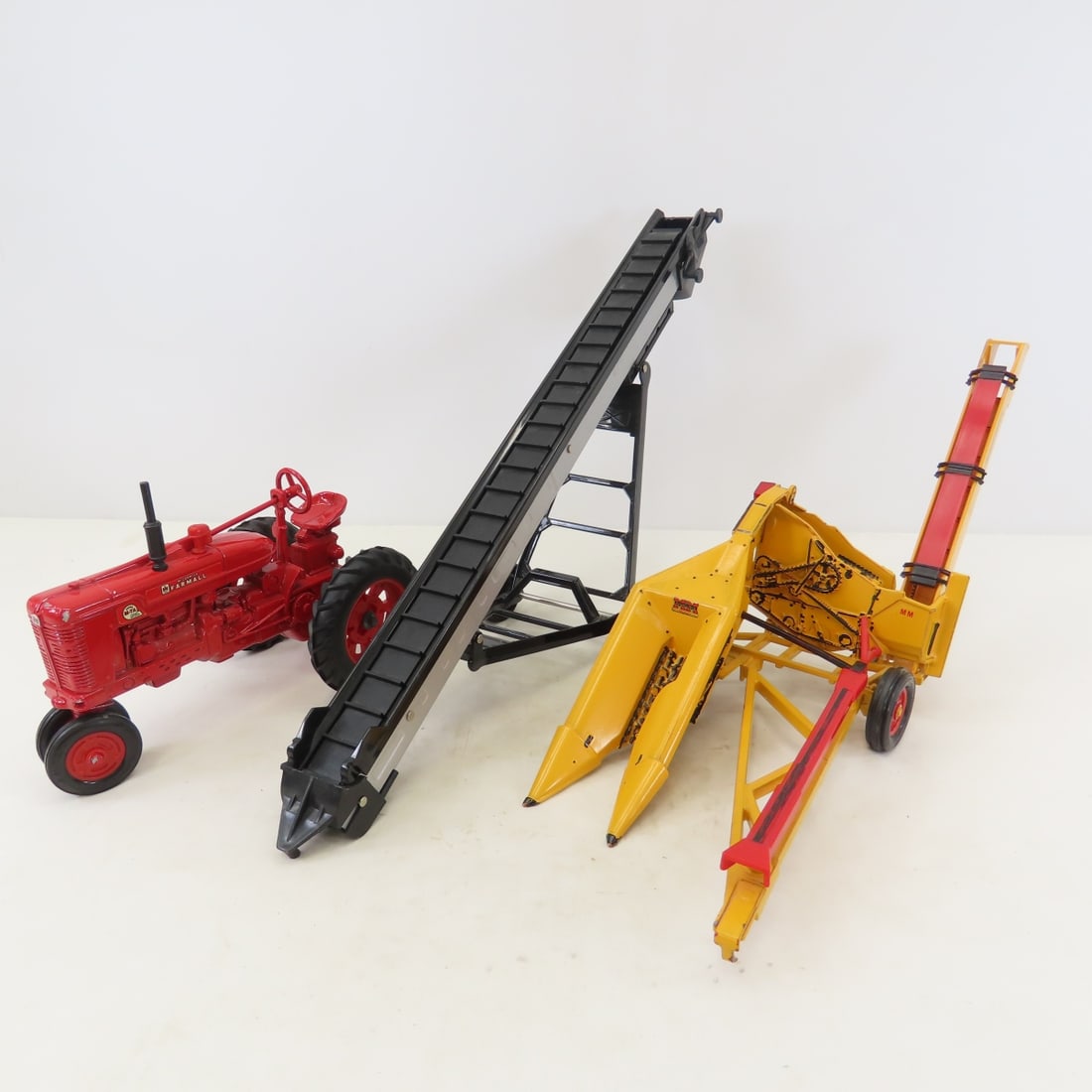 ERTL 1:16 Super M-TA Tractor, Picker, Hay Elevator: ERTL 1:16 Super M-TA Tractor, Picker, Hay Elevator - LOT SIZE: 19x15x6" 5 LBS All information and photos, which are part of the description, are intended to be as accurate as possible, but