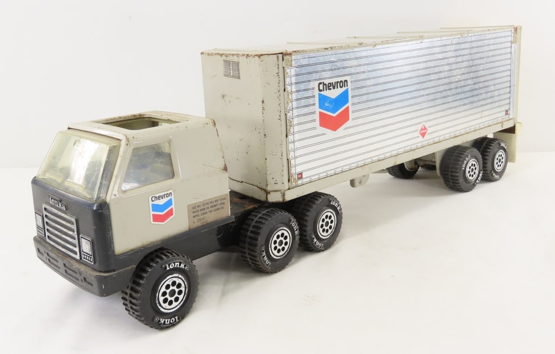 Vintage Tonka Steel Chevron Tractor & Trailer: Vintage Tonka Steel Chevron Tractor & Trailer - LOT SIZE: 15x9x9" 5 LBS All information and photos, which are part of the description, are intended to be as accurate as possible, but errors are p