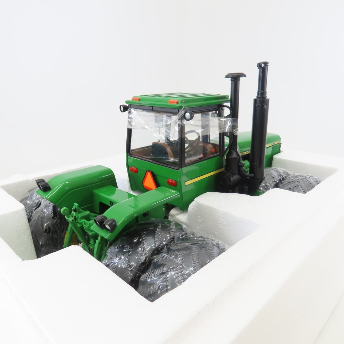 ERTL Prestige Select 1:16 John Deere 8850 Tractor - 6