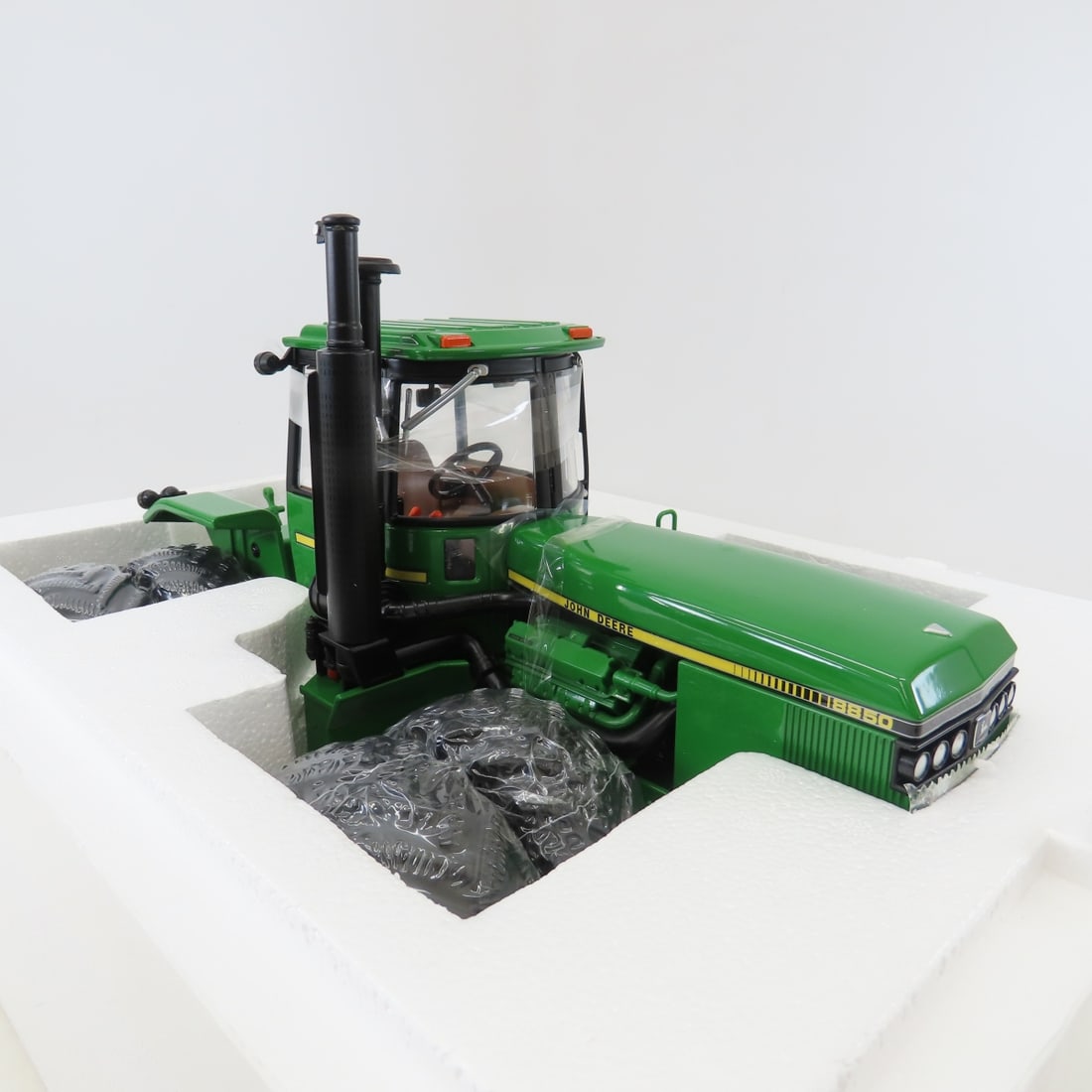 ERTL Prestige Select 1:16 John Deere 8850 Tractor - 8