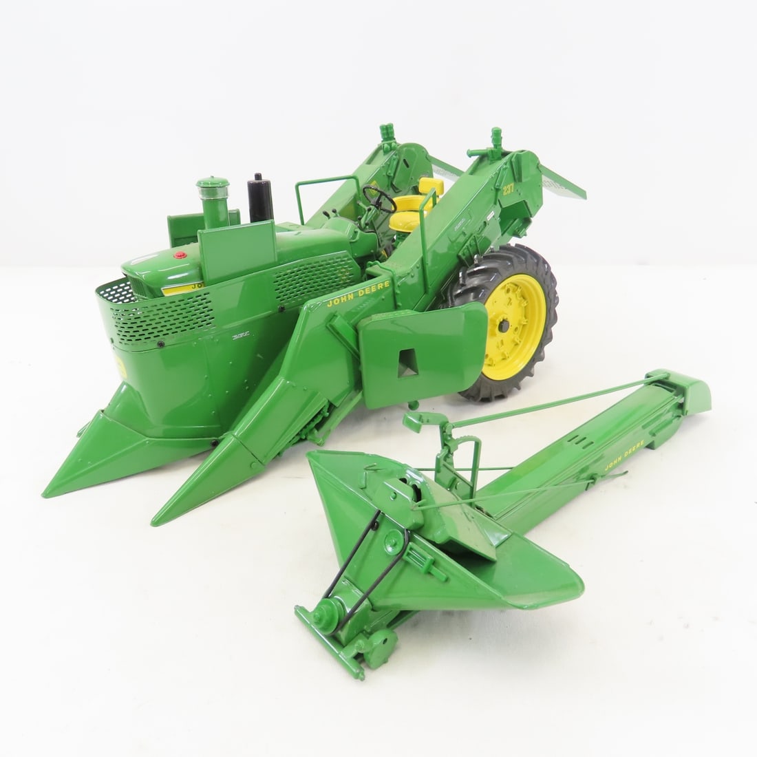 ERTL Precision 1:16 John Deere 4020 w/Corn Picker - 12