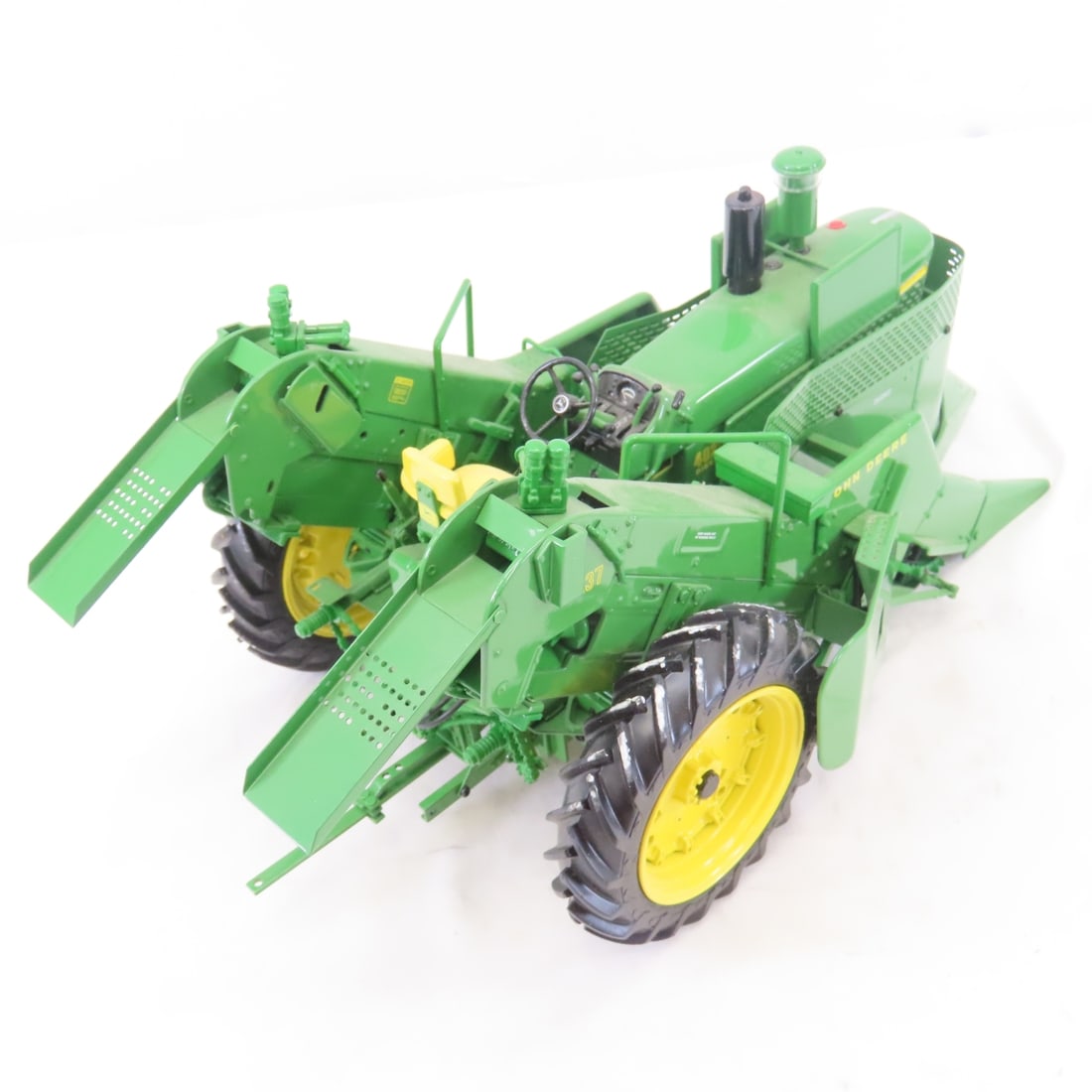 ERTL Precision 1:16 John Deere 4020 w/Corn Picker - 16