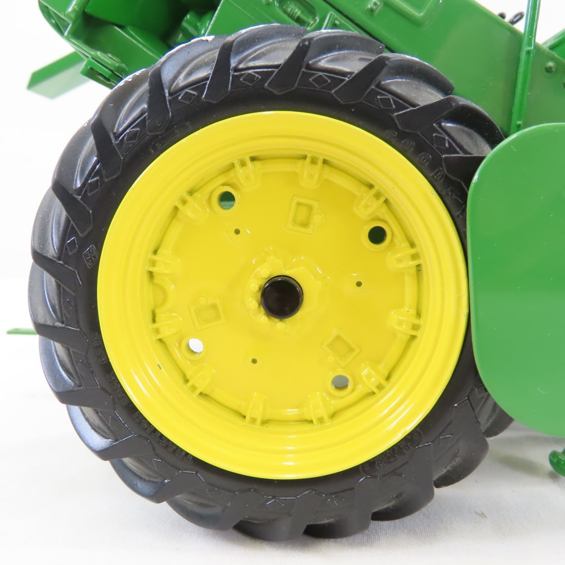 ERTL Precision 1:16 John Deere 4020 w/Corn Picker - 17