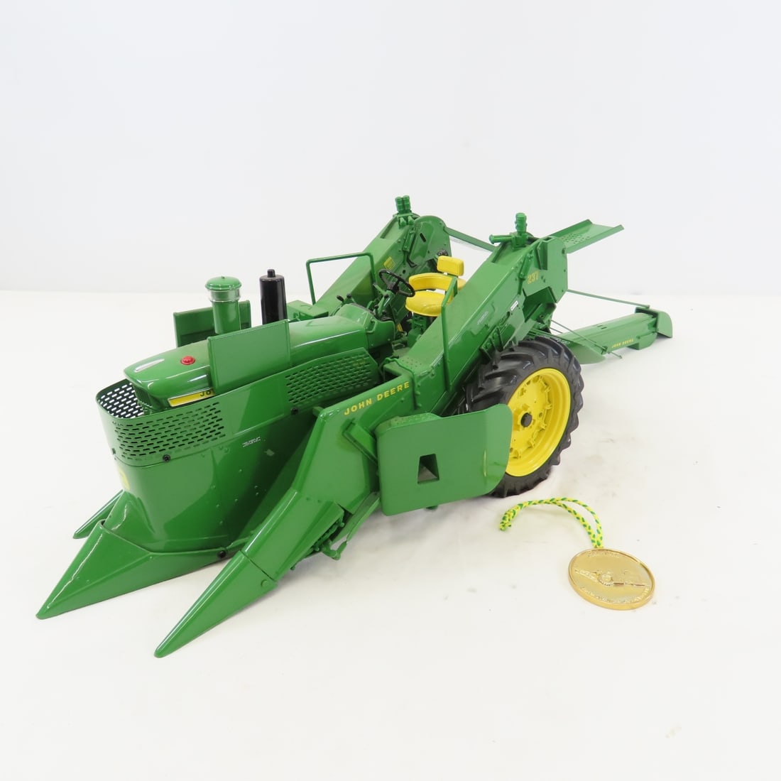 ERTL Precision 1:16 John Deere 4020 w/Corn Picker - 2