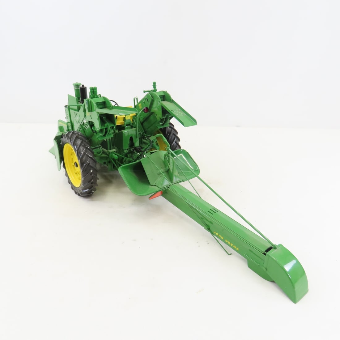 ERTL Precision 1:16 John Deere 4020 w/Corn Picker - 4