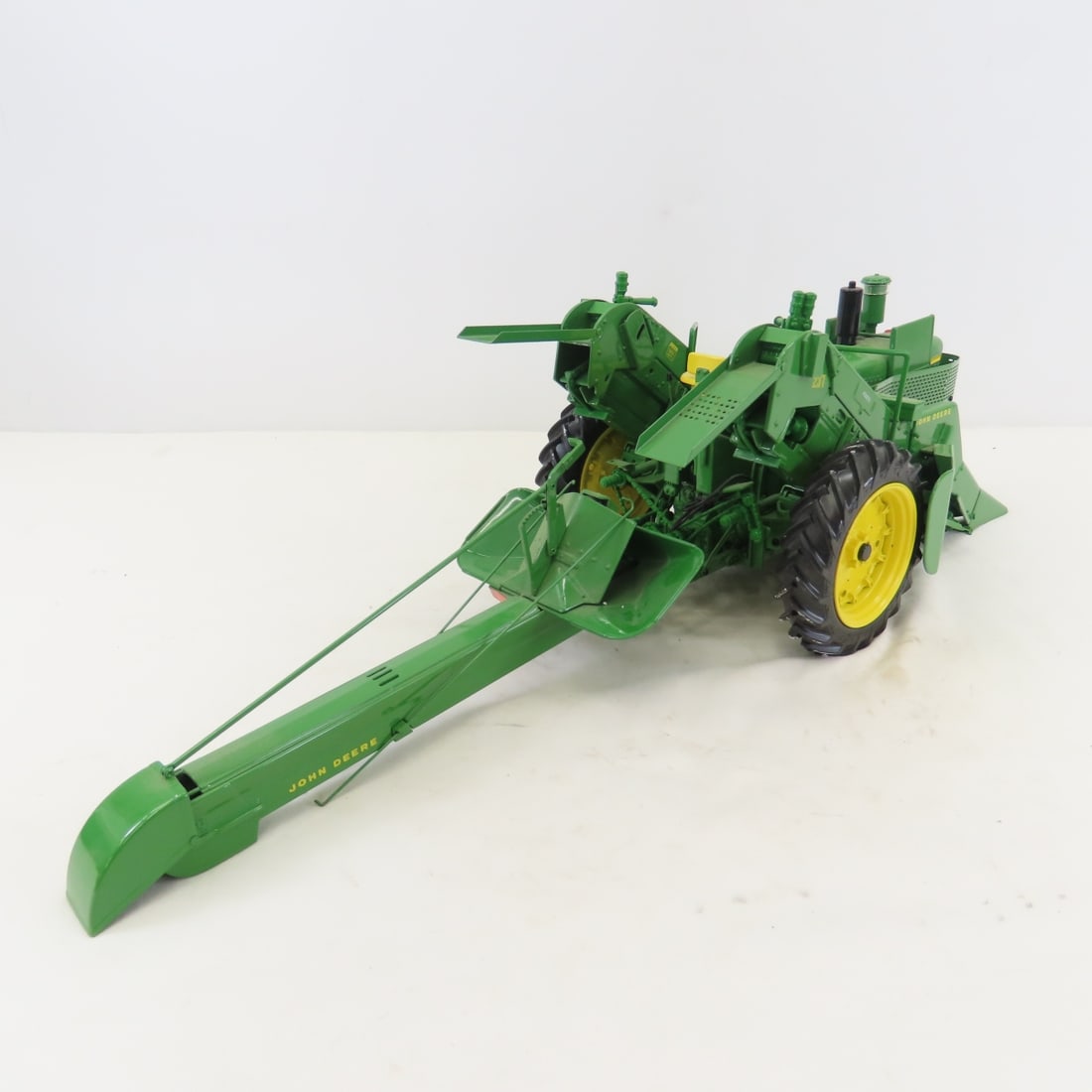 ERTL Precision 1:16 John Deere 4020 w/Corn Picker - 6
