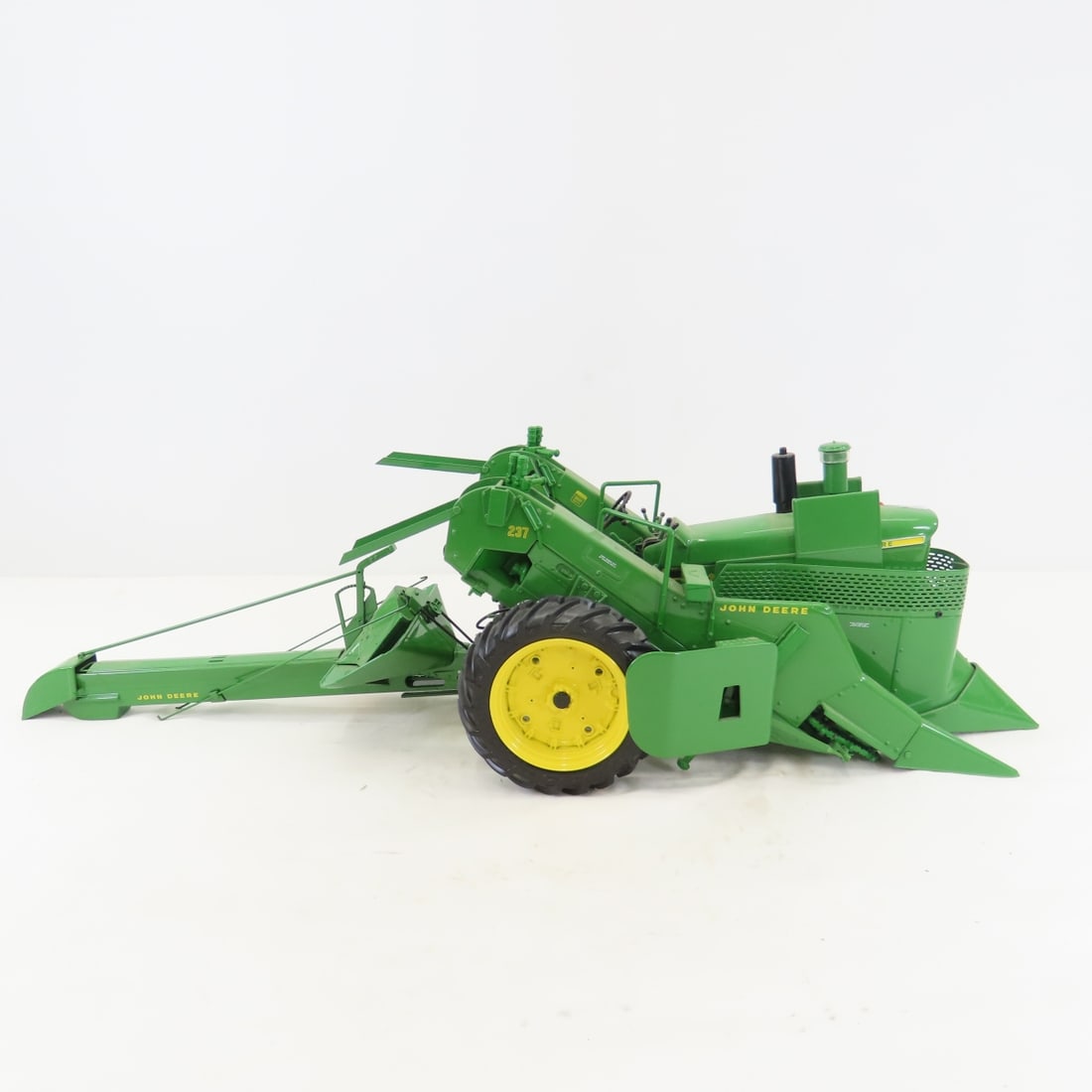 ERTL Precision 1:16 John Deere 4020 w/Corn Picker - 7