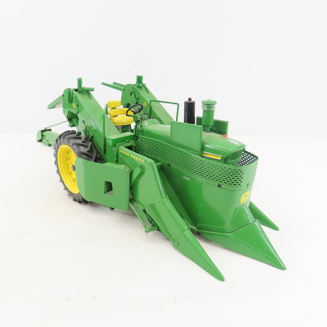 ERTL Precision 1:16 John Deere 4020 w/Corn Picker - 8