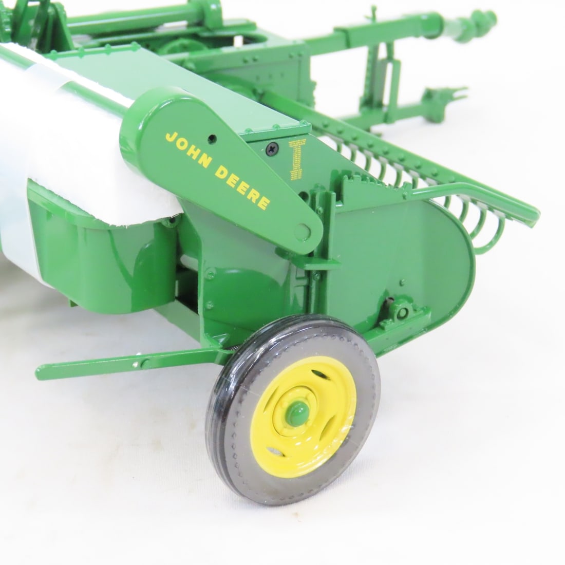 ERTL Precision 1:16 John Deere 214-T Baler - 16