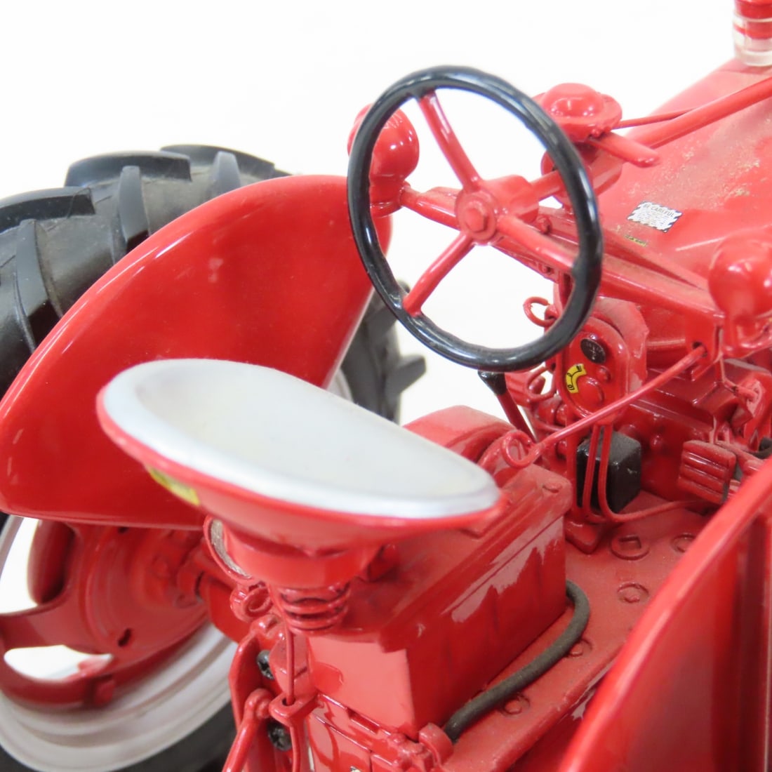 ERTL Precision 1:16 Farmall Super M Tractor - 16