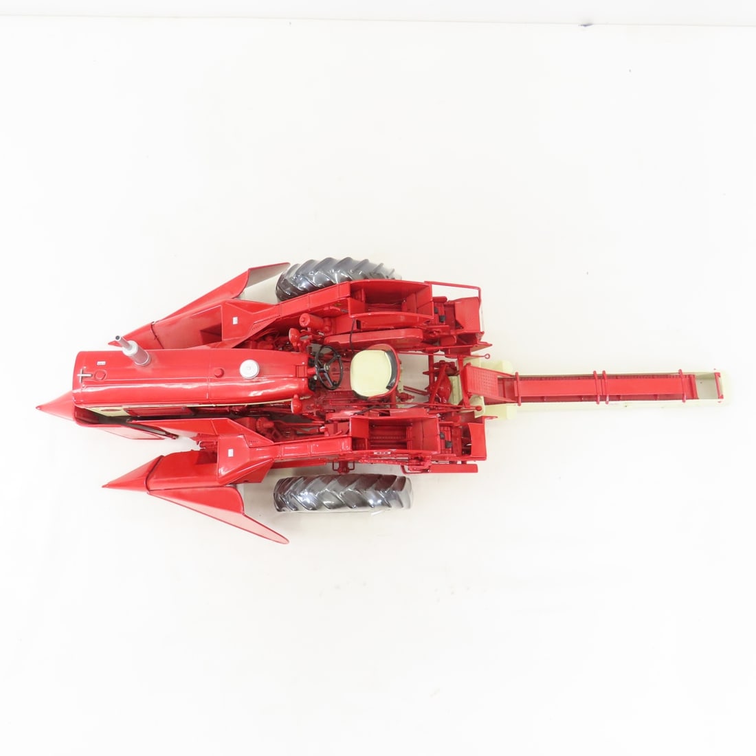 ERTL Precision1:16 Farmall 560 w/2-MH Corn Picker - 10