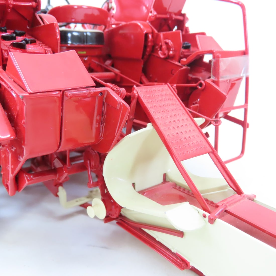 ERTL Precision1:16 Farmall 560 w/2-MH Corn Picker - 16
