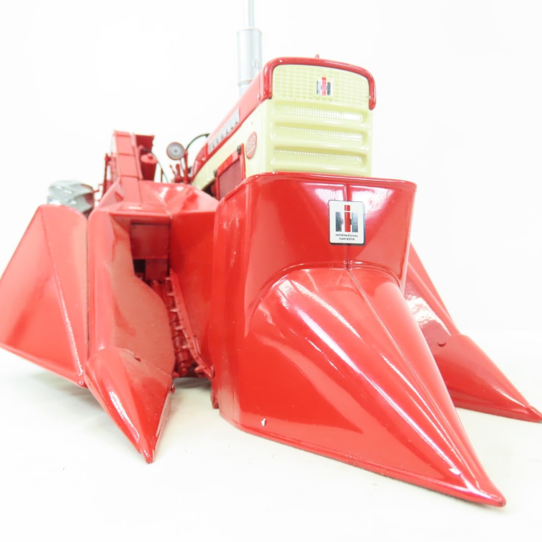 ERTL Precision1:16 Farmall 560 w/2-MH Corn Picker - 20