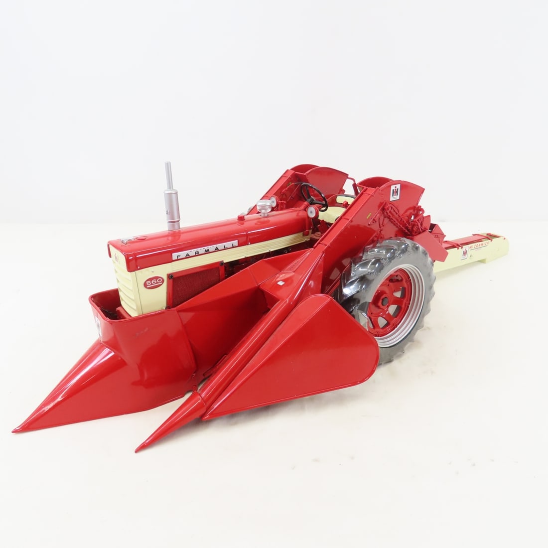 ERTL Precision1:16 Farmall 560 w/2-MH Corn Picker - 2